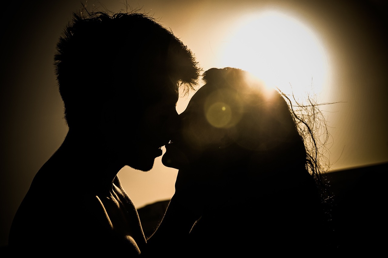 夢占い キスの夢の意味12選 他人や男同士のキスを見る場合も解説