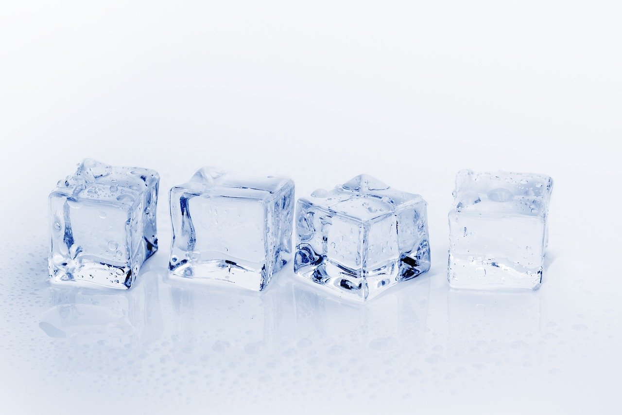 夢占い 氷を食べる 割る 溶ける夢の意味とは コップの氷の意味も解説